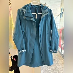 Lululemon rain jacket size 2